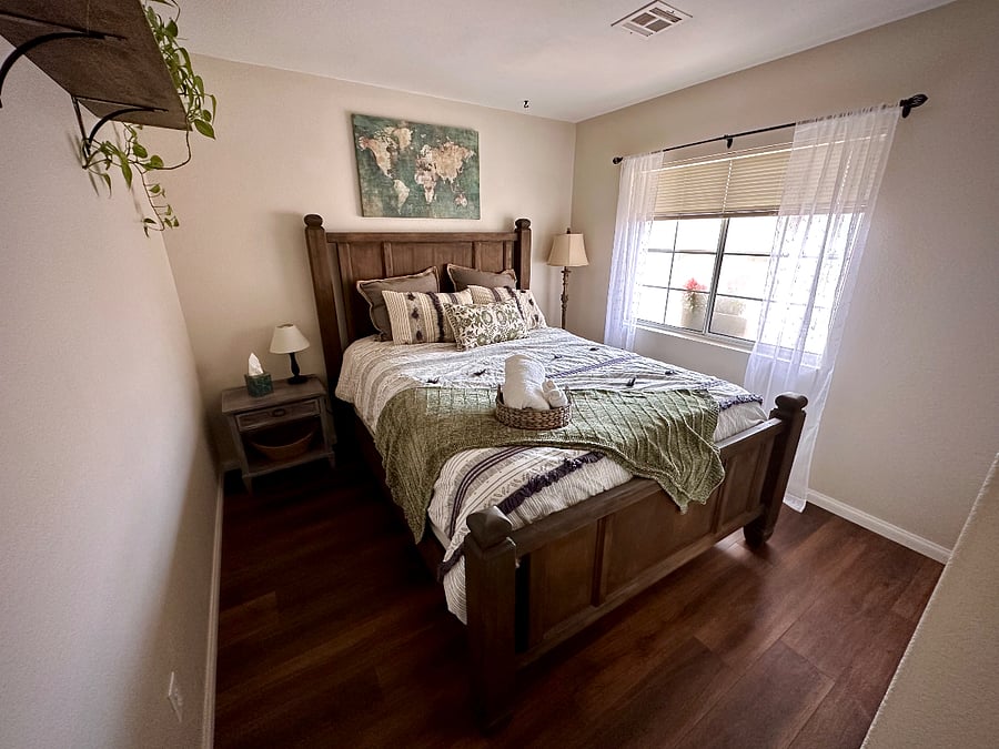 Bedroom 2 (Queen bed)