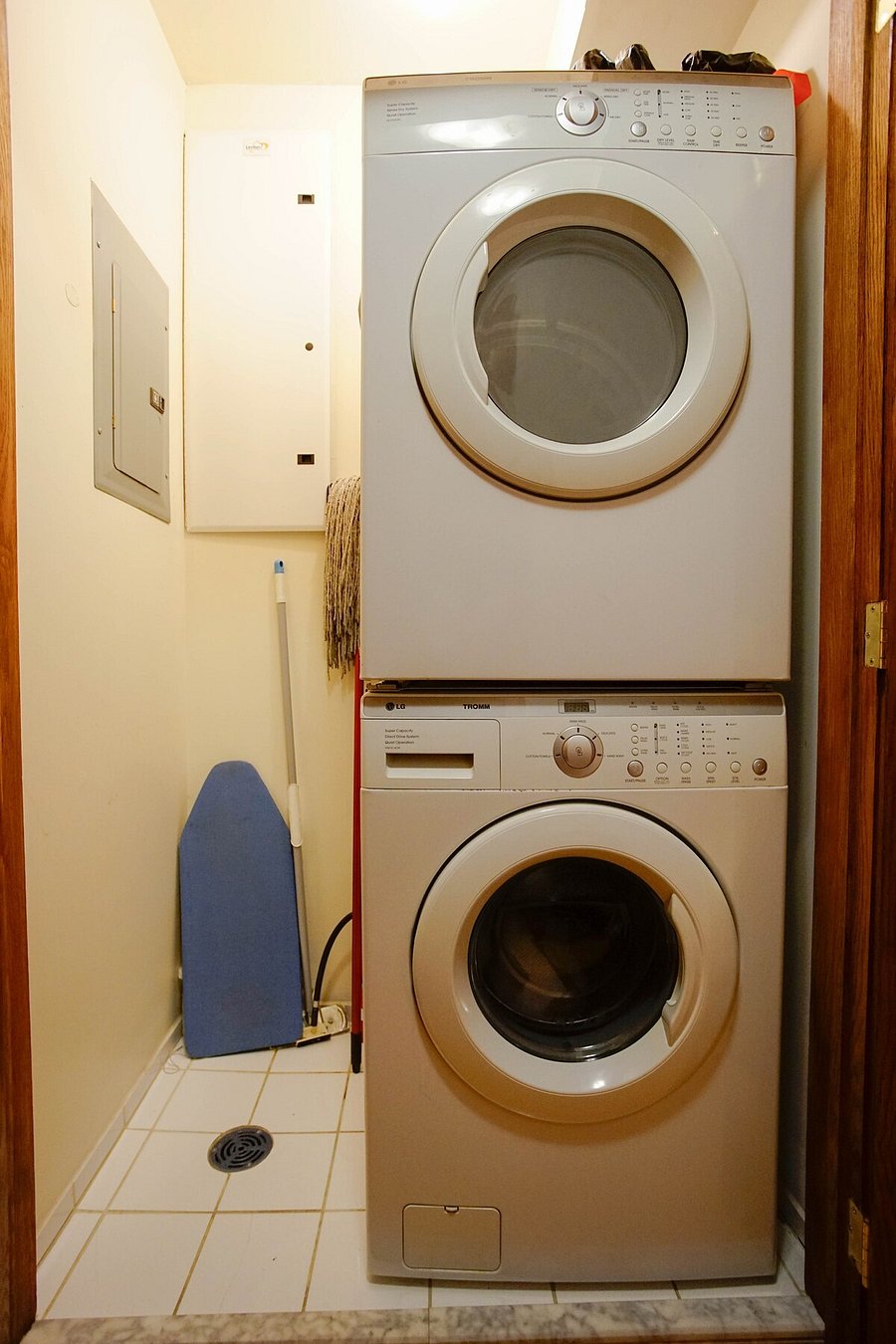 Laundry Closet with Washer/Dryer