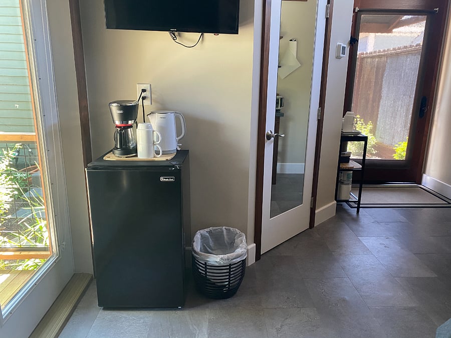Mini fridge with freezer