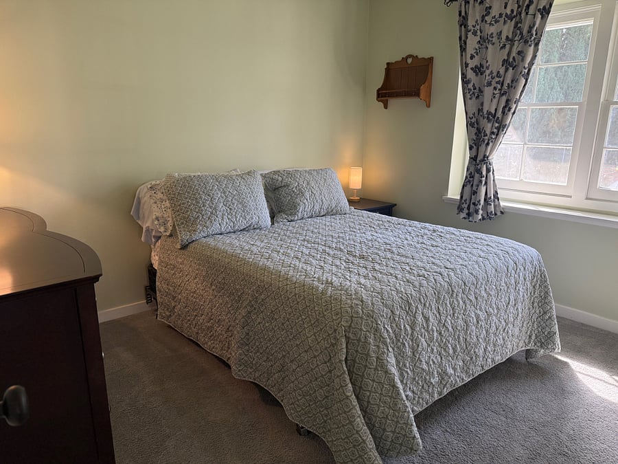 Guest Room with queen