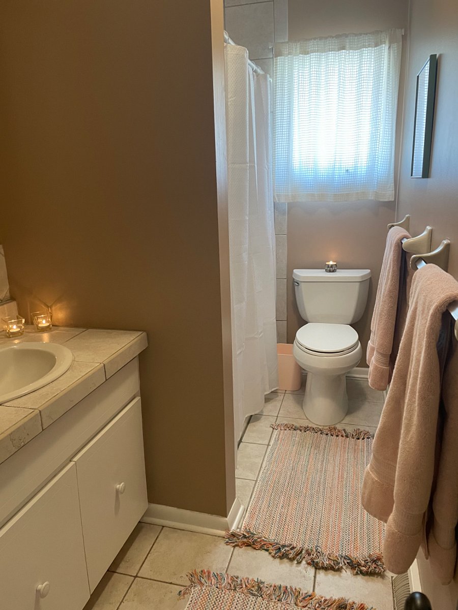 Hall bathroom with tub/shower.
