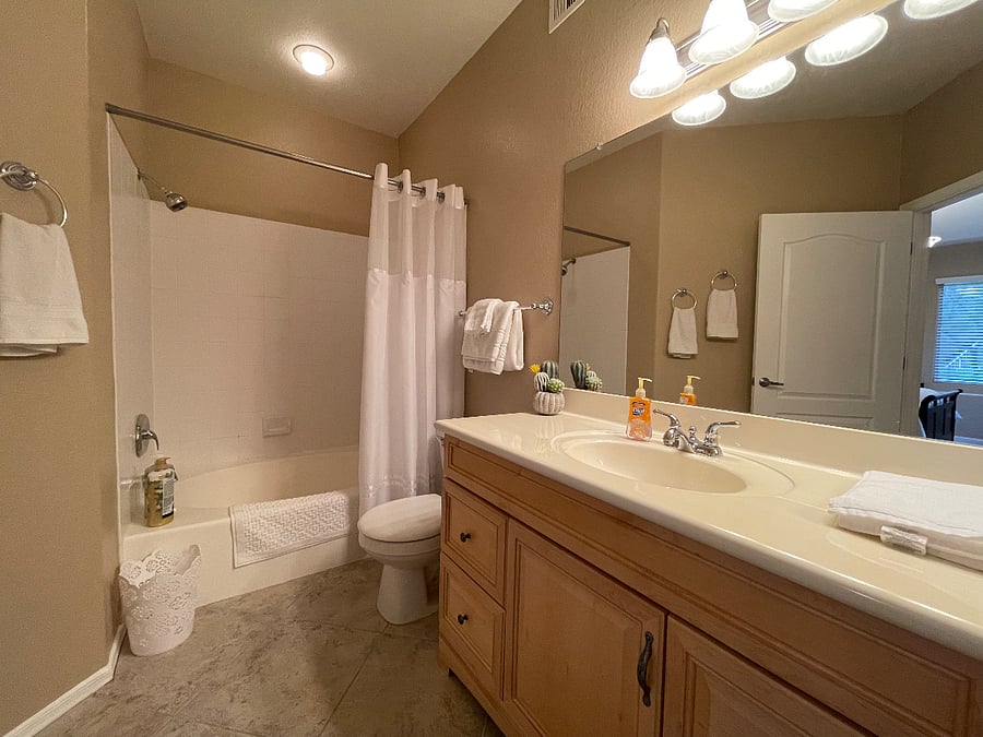 Masterbedroom ensuite bath