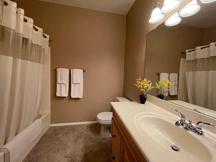 main bath next to 2nd bedroom