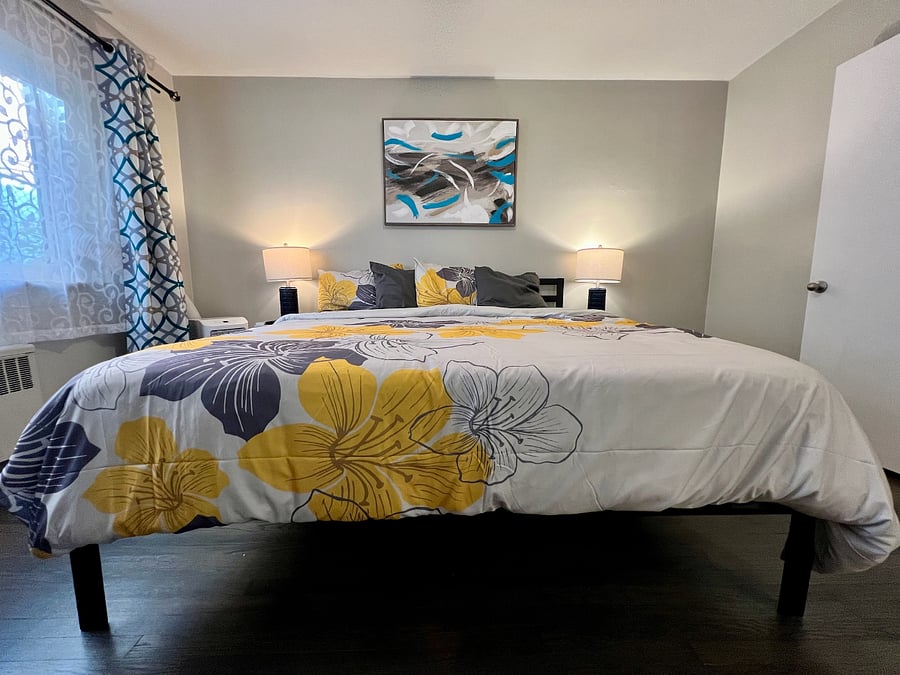 Turquoise Tranquility Apartment 1 Bedroom 1 with King Size Bed and Smart TV