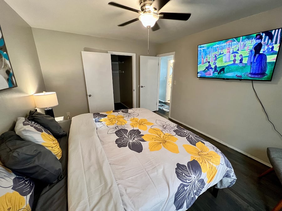 Turquoise Tranquility Apartment 1 Bedroom 1 with King Size Bed and Smart TV