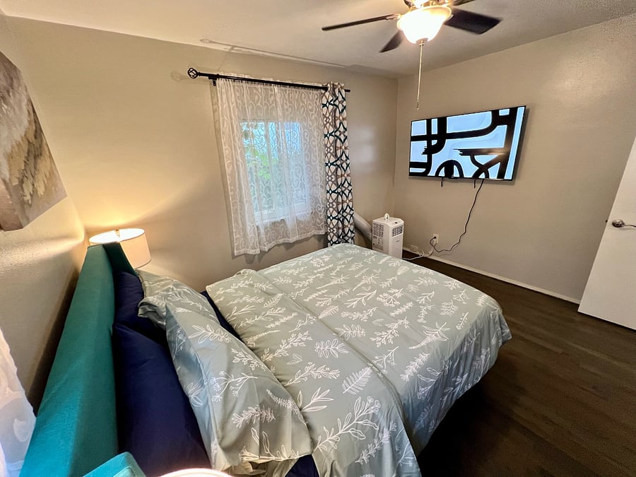 Turquoise Tranquility Apartment 1 Bedroom 2 with Queen Size Bed and Smart TV