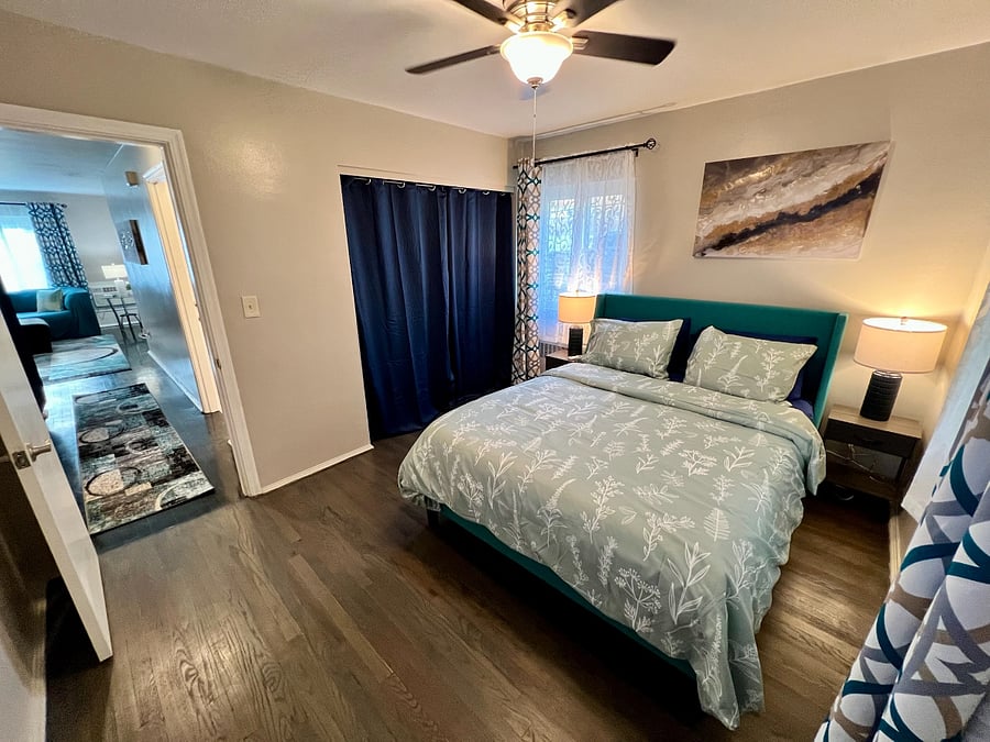Turquoise Tranquility Apartment 1 Bedroom 2 with Queen Size Bed and Smart TV