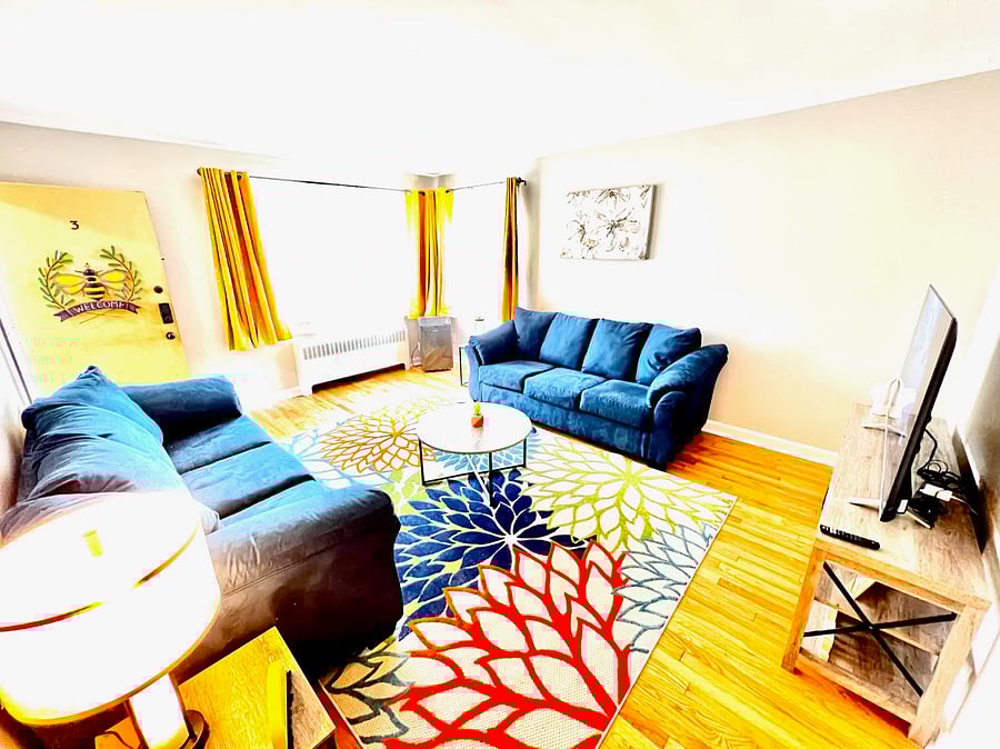 Golden Escape Apartment 3b Living Room with Smart TV