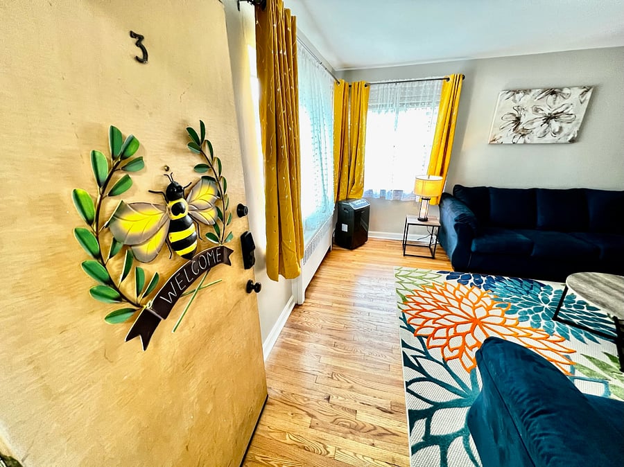 Golden Escape Apartment 3b Living Room with Smart TV