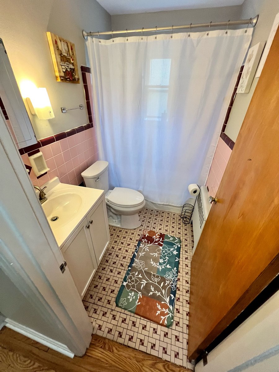 Red Ruby Apartment 1 Bathroom
