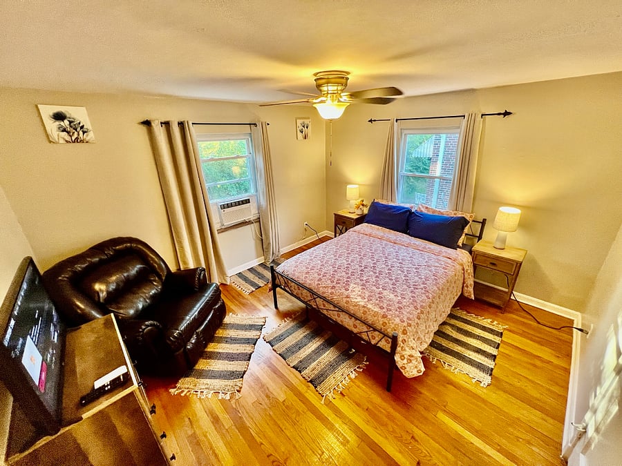 Comfy Cozy Safe Duplex Apartment 2F 1st bedroom with queen size bed