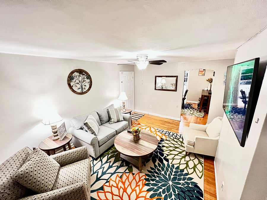 Comfy Cozy Safe Duplex Apartment 2F living room