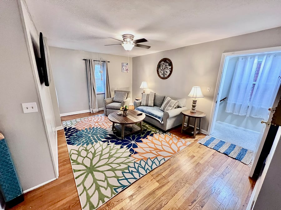 Comfy Cozy Safe Duplex Apartment 2F living room