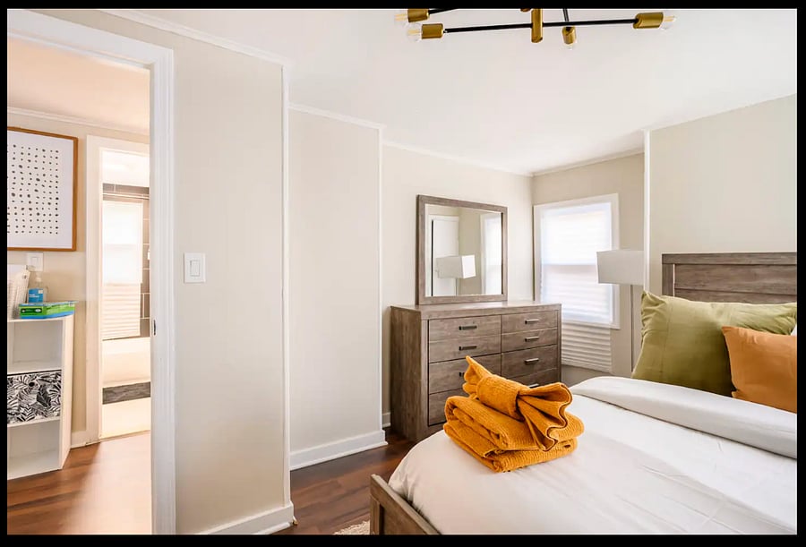 Bedroom 1- Queen