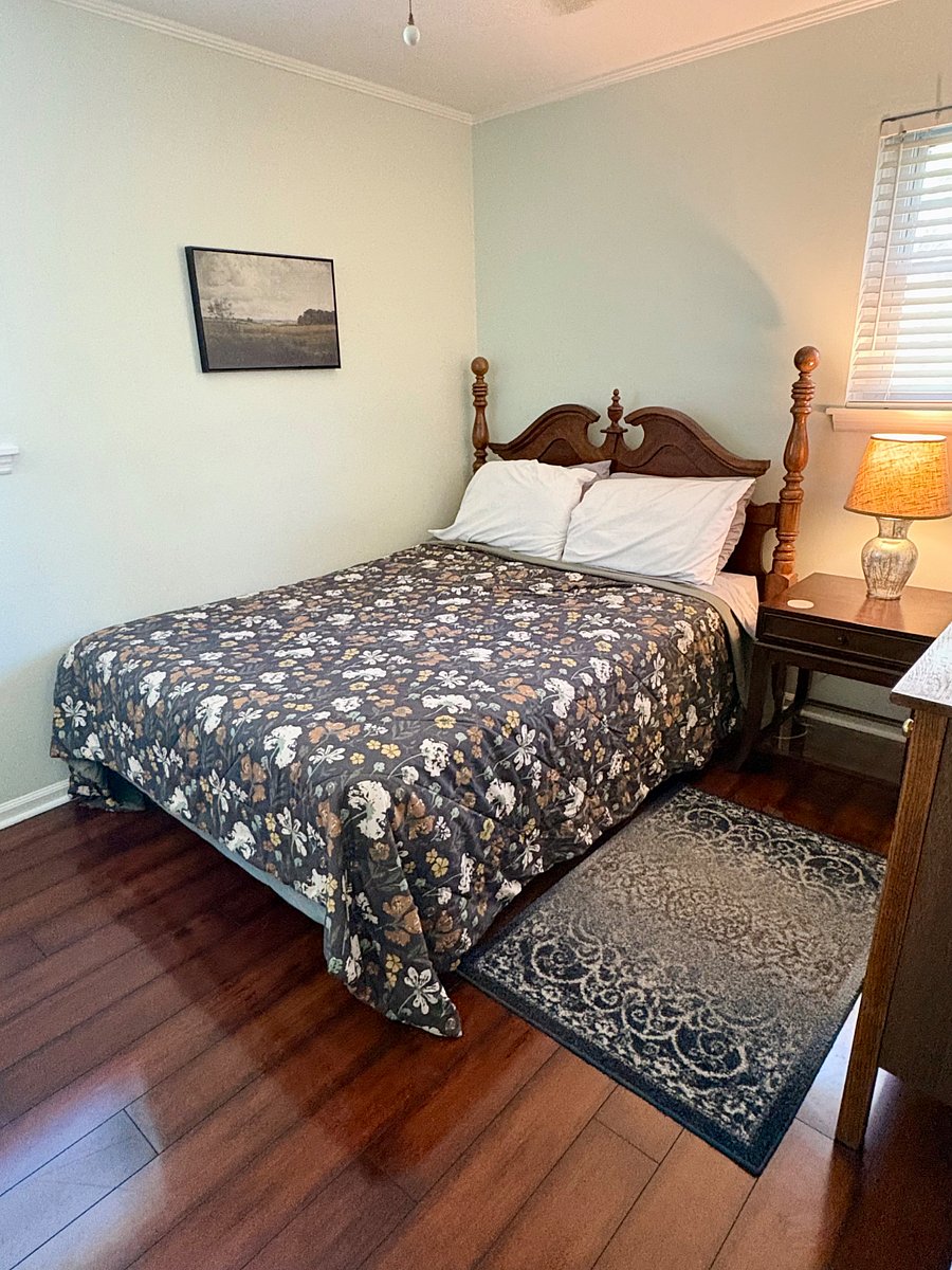 Second bedroom with queen bed