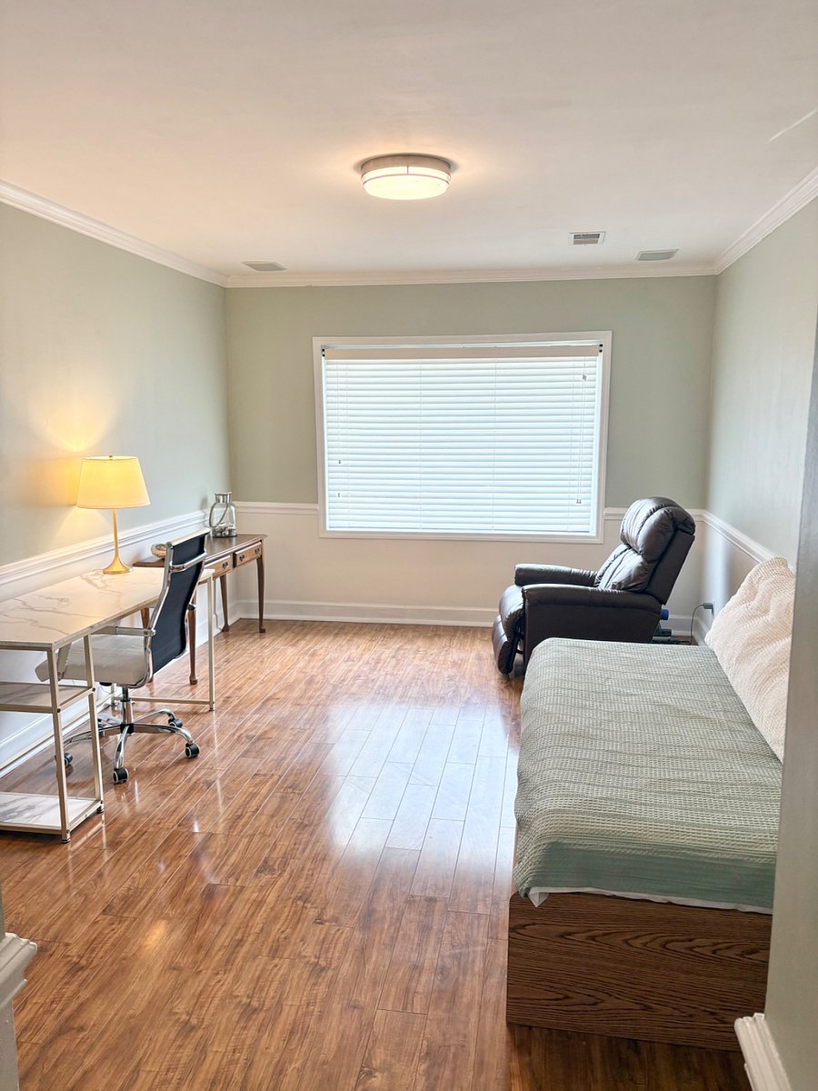 Office with daybed