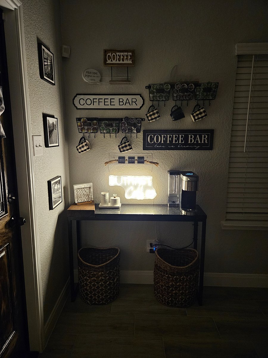 Please enjoy various of FREE coffee and a few tea selections, 24 hours.