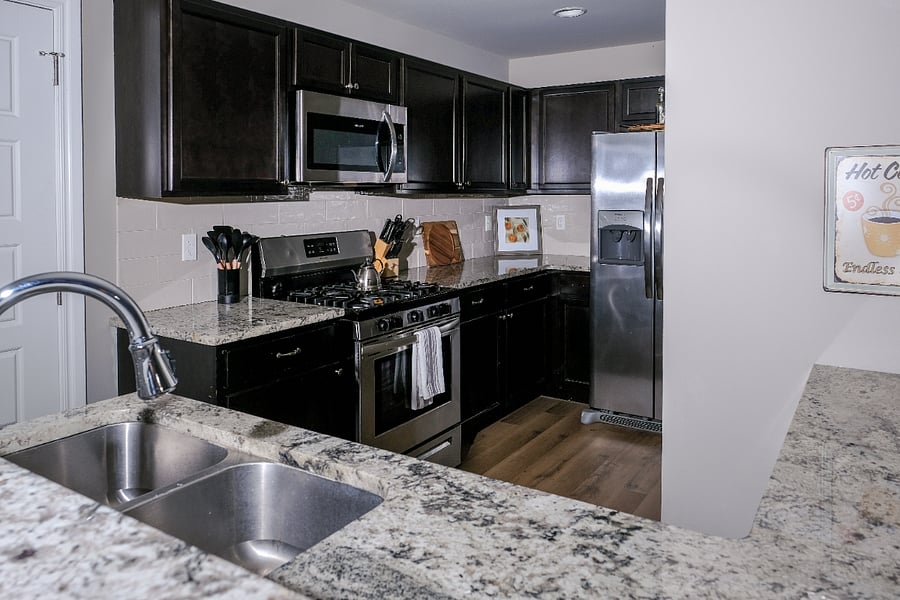 BEAUTIFUL GRANITE KITCHEN W/ LOTS OF EXTRAS FOR COOKING