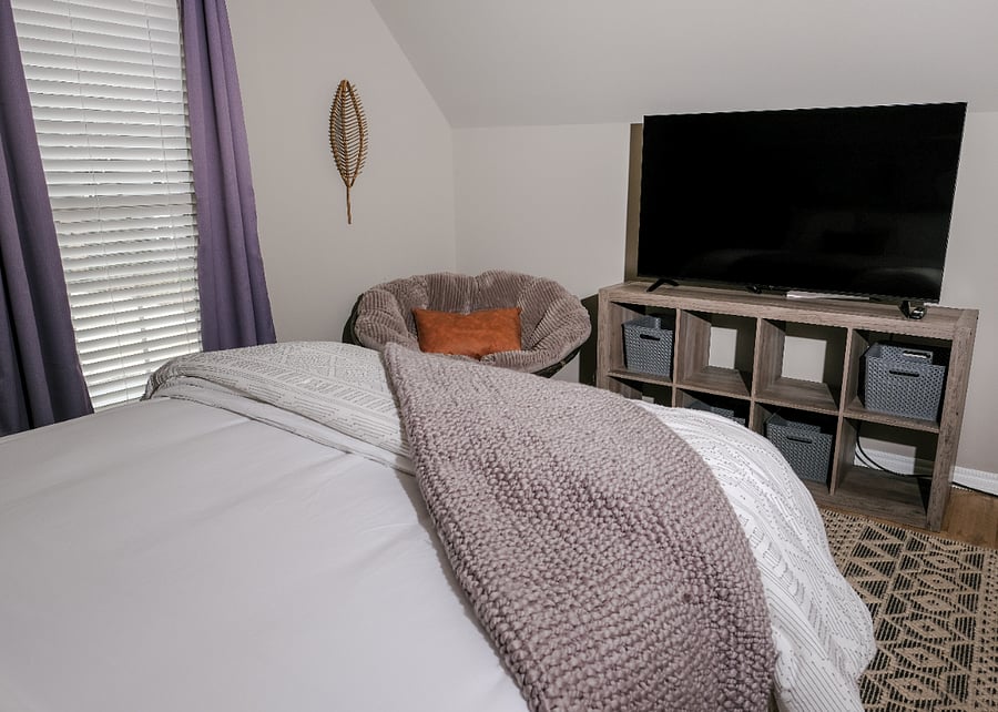 UPSTAIRS QUEEN BED, 5 INCH SMART TV, ROOM DARKENING CURTAINS