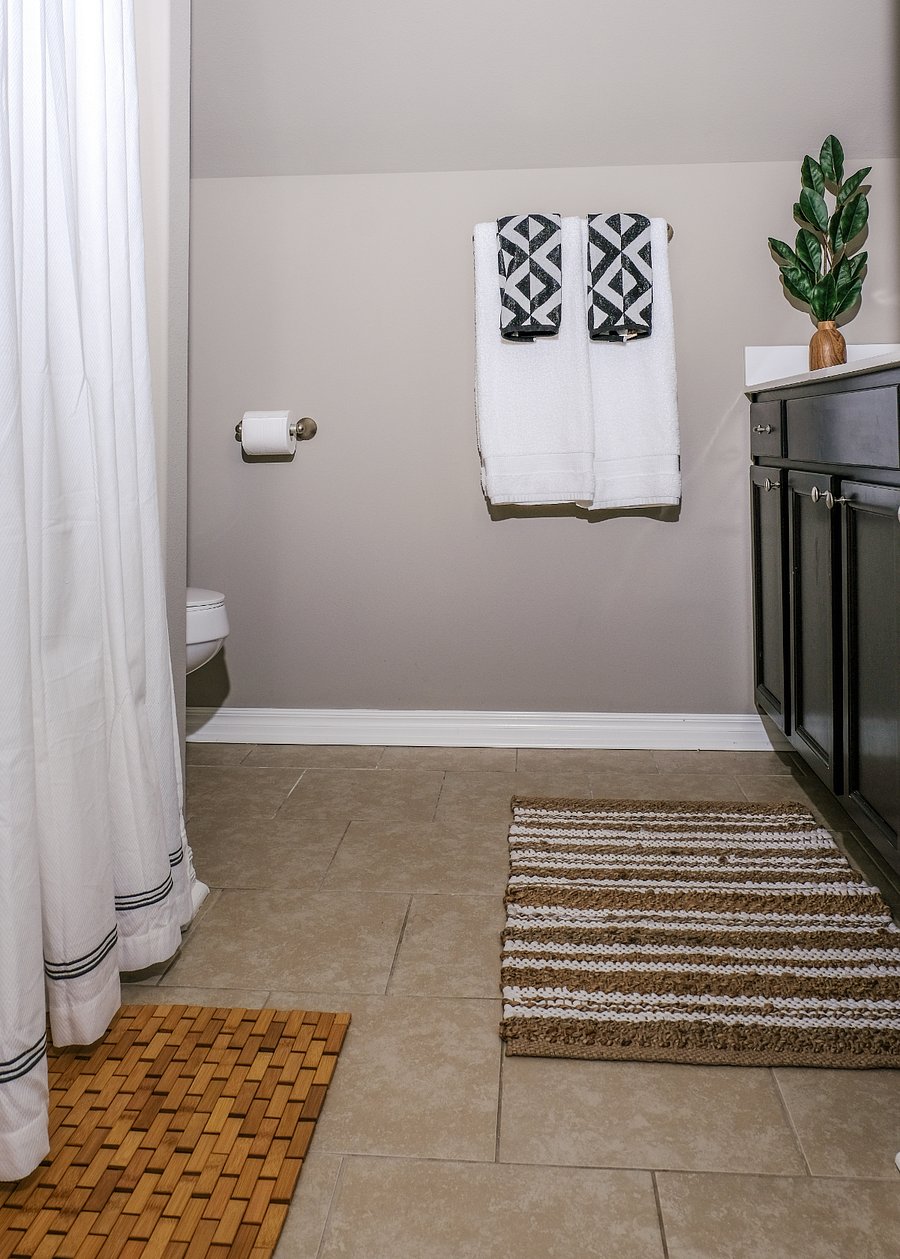 Full bath upstairs