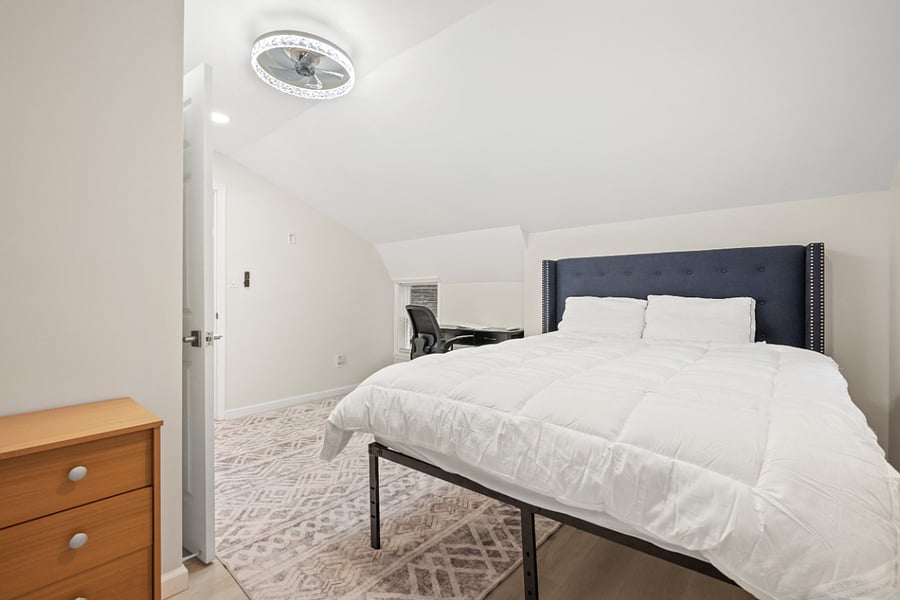 queen size bed, with a hybrid foam mattress, 12 inches.