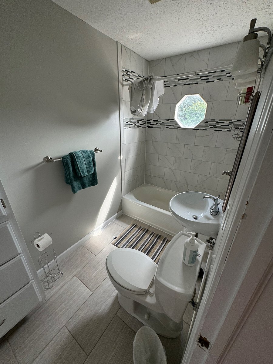 Full bathroom at second floor
