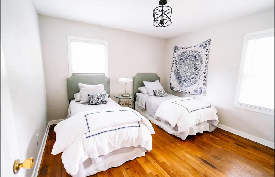 2nd bedroom with 2 twin beds