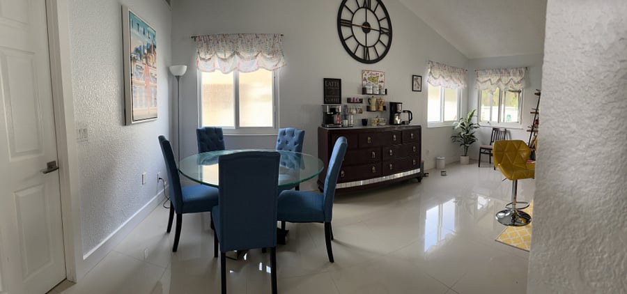 Kitchen dining area w/coffee bar