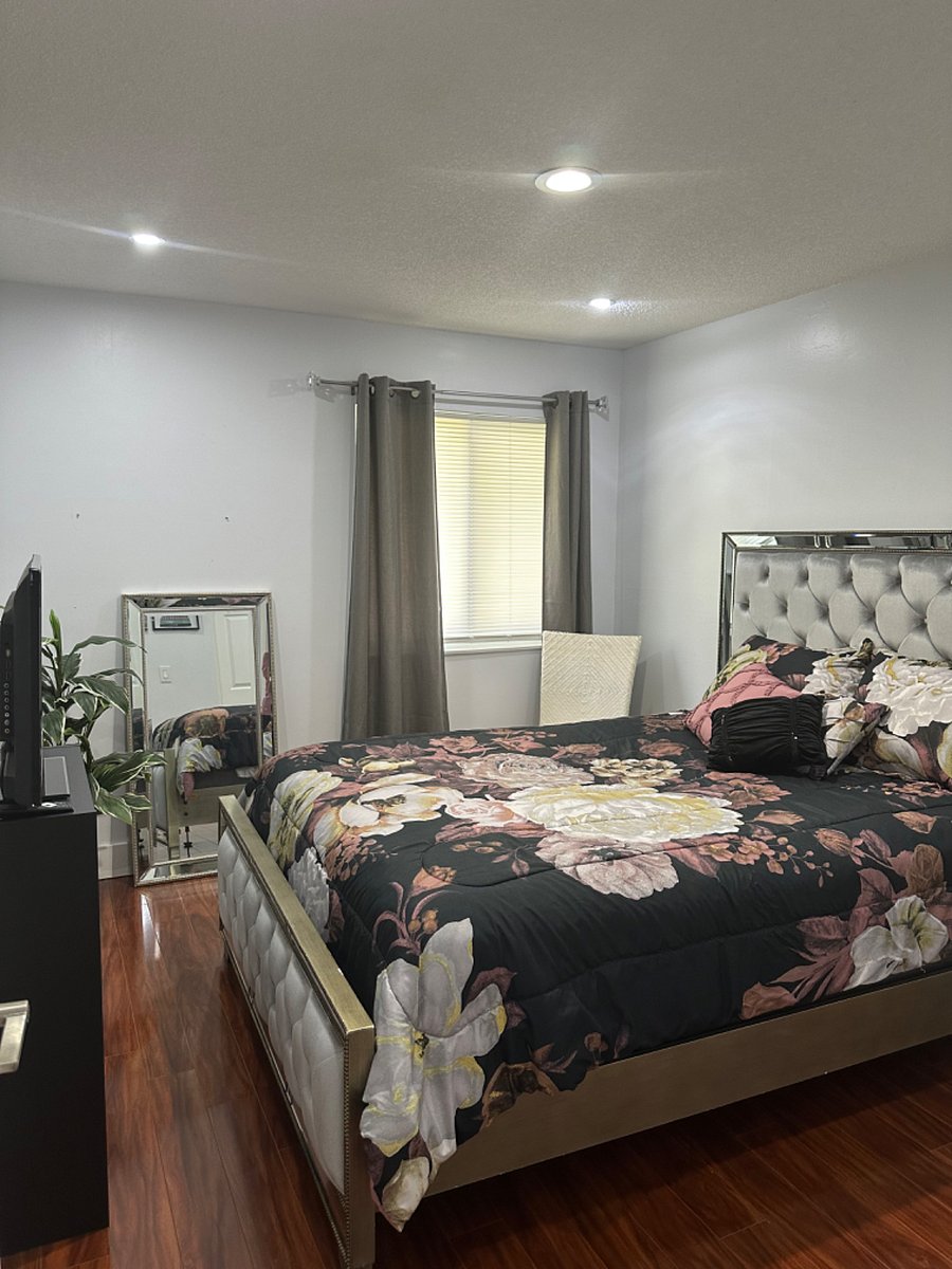 Bedroom with queen size bed