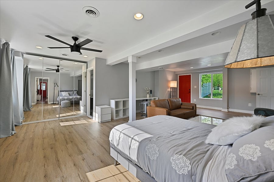1st Floor master suite