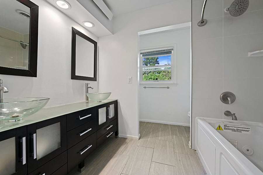 bathroom 3 of 6