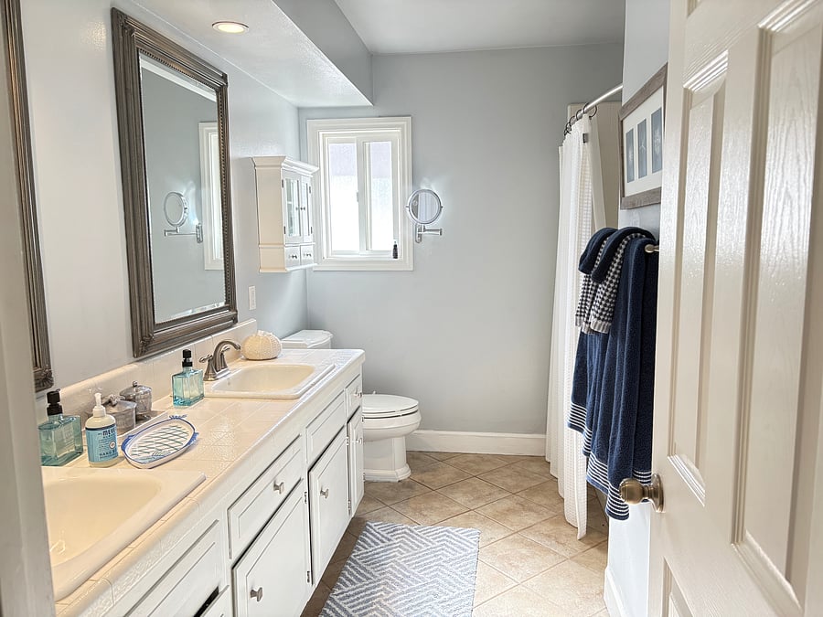 Large double sink hall bath with tub/shower.
