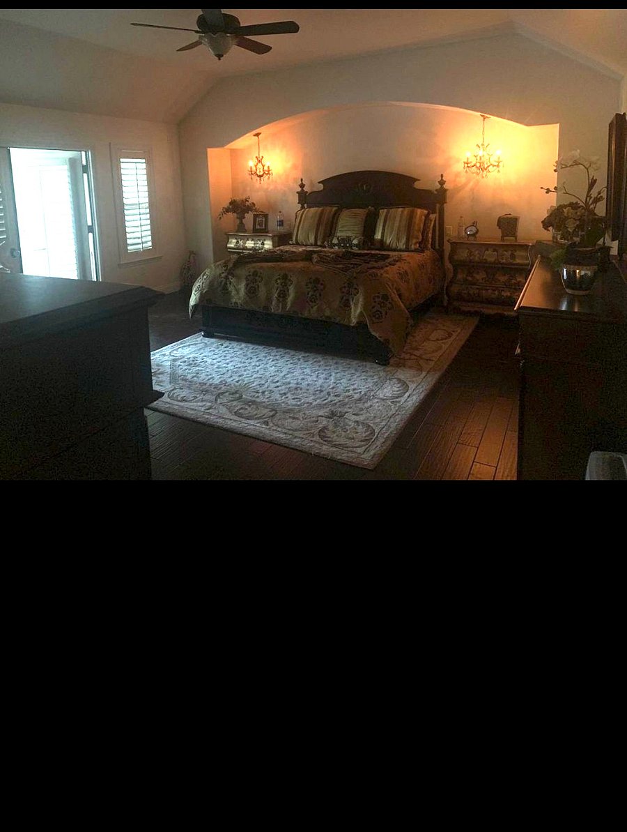 Owners Suite - very spacious! Has attached outdoor sunroom. 