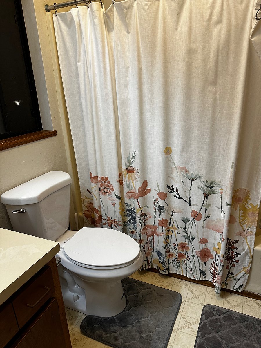 Full bathroom in primary bedroom