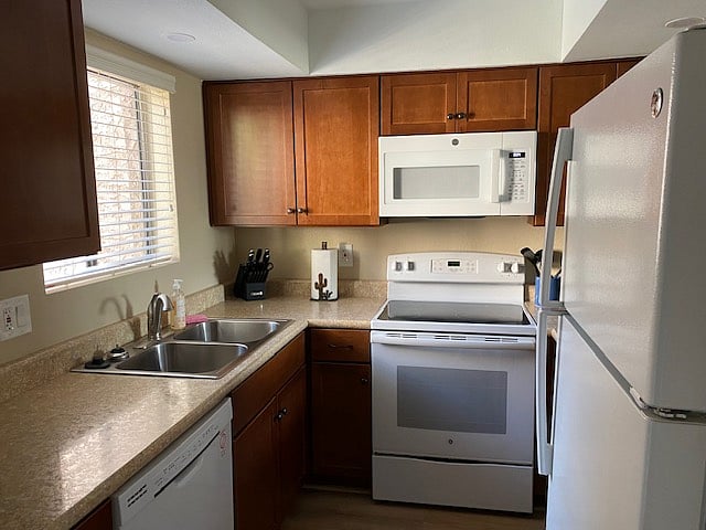 Full size appliances with air fryer. Fully stocked kitchen 