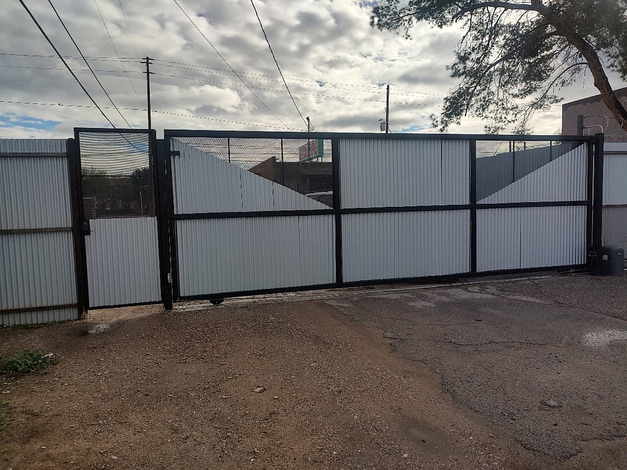 Keyed and coded auto gate with auto open/shut