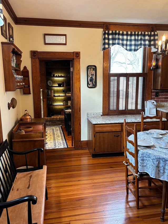 Open Kitchen & Eat in Area