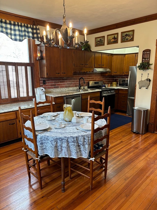 Open Kitchen & Eat in Area