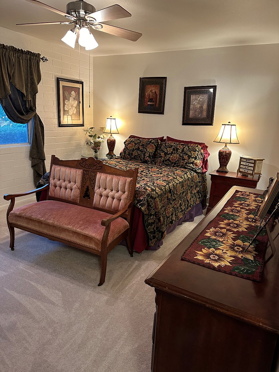 Master Bedroom-Queen sized bed