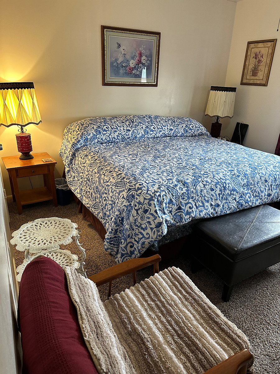 Guest Bedroom-2 Twin beds making a King sized bed