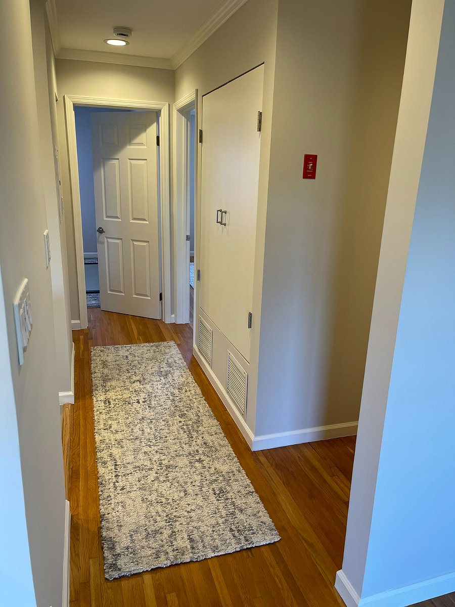 Hall to bedrooms and bathroom