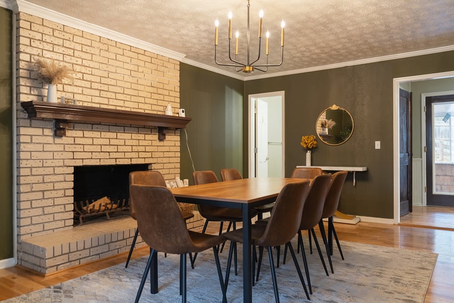 Formal dining space, well lighted full dining experience (dining set included)