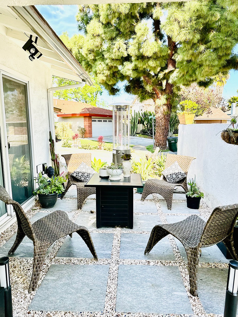 Front Yard w/ fireplace q