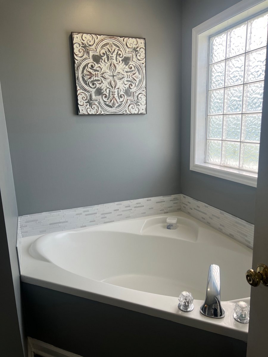 Large soaking tub in Main BR