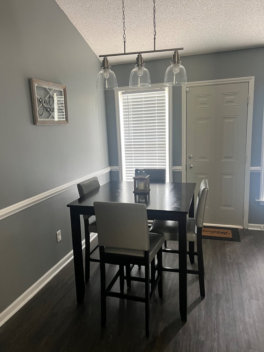 Eat in table area off from kitchen