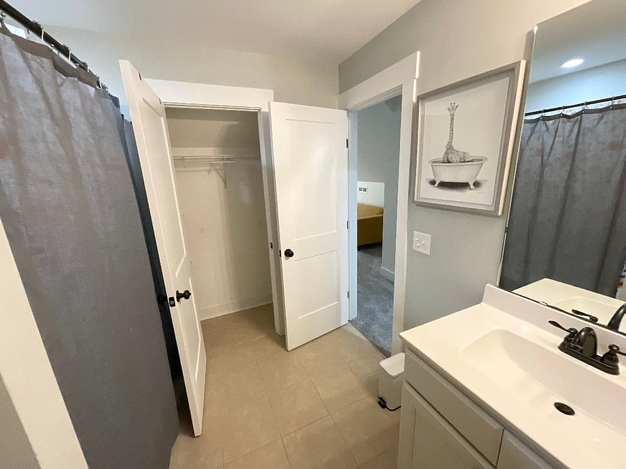 Upstairs King Bedroom's Primary Bathroom
