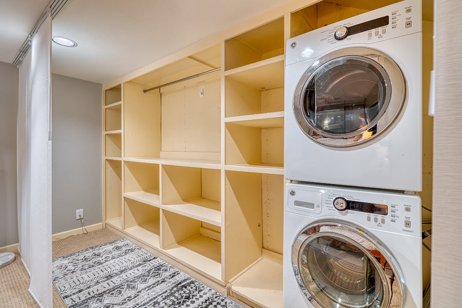 Covered (sliding screen) storage area for all your luggage and anything you don't want to be seen. Washer and dryer in unit.