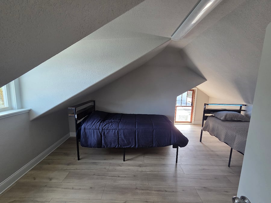 Attic bedroom , 2 twins