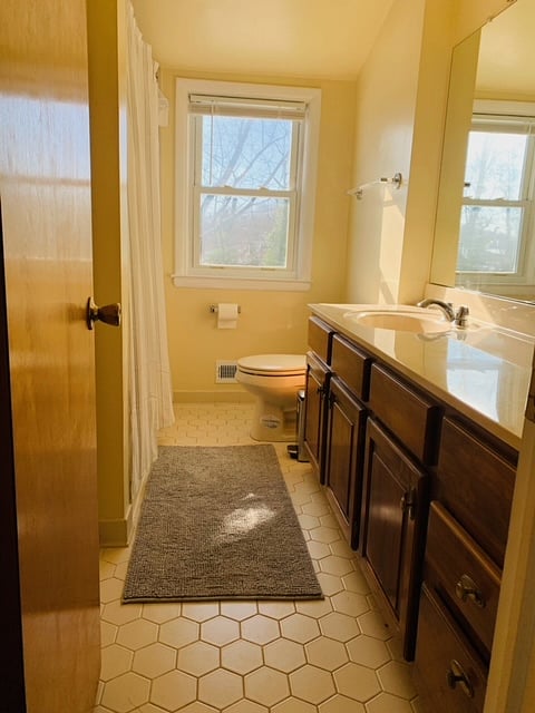 Upstairs Full Bathroom