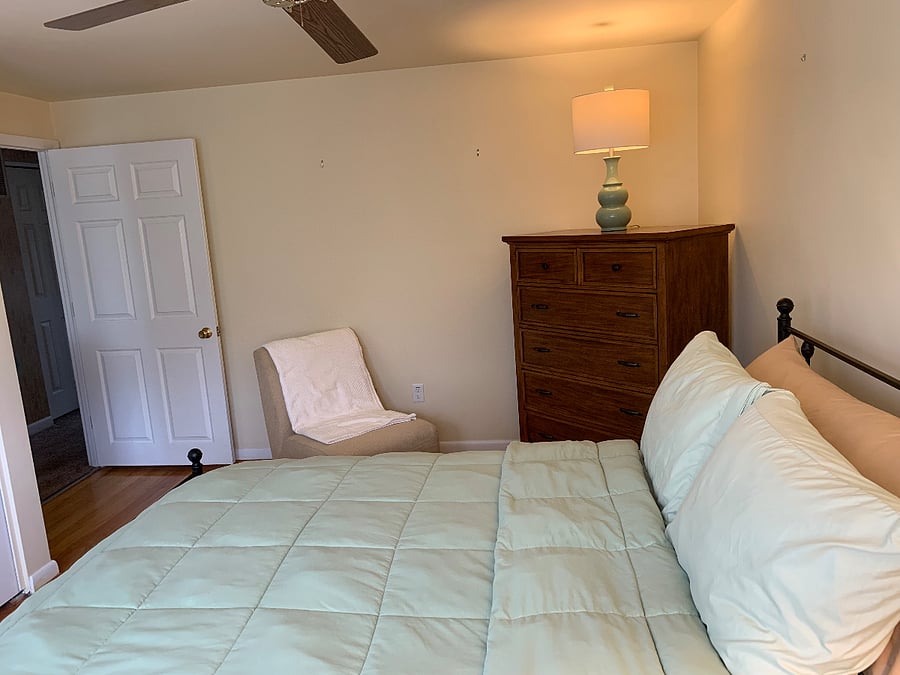 Larger Bedroom. Queen Bed.